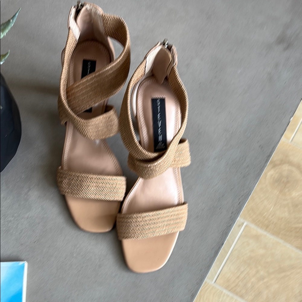 NWOT Steve Madden Tan Sandals with Wide Strap